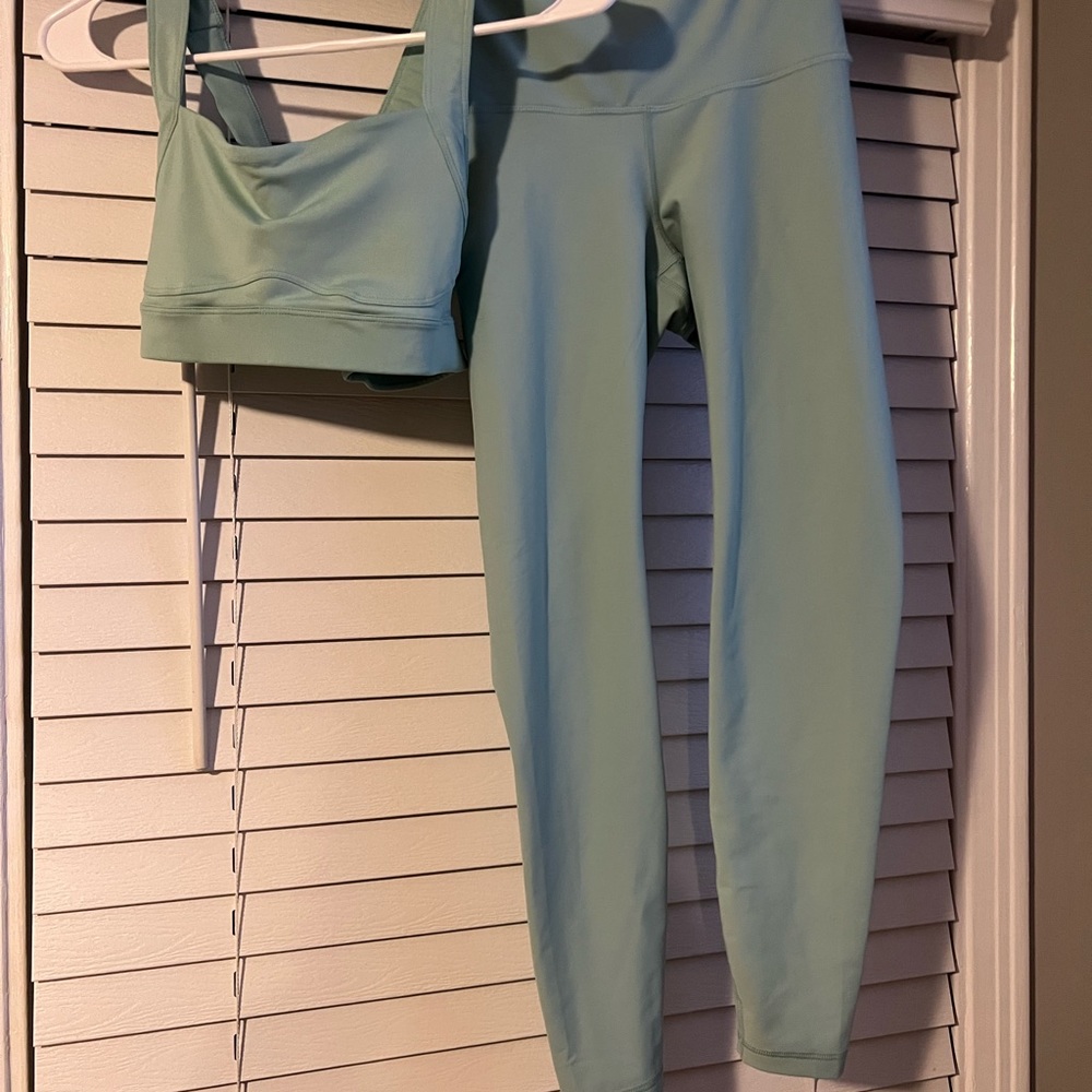 Matching Teal Sports Bra and Legging Set